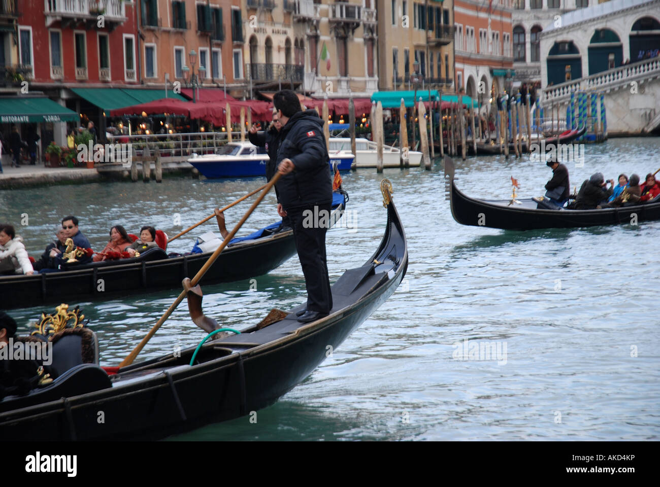 Gondel-Boote am Canale Grande Venedig Italien an einem kalten Novembertag Stockfoto