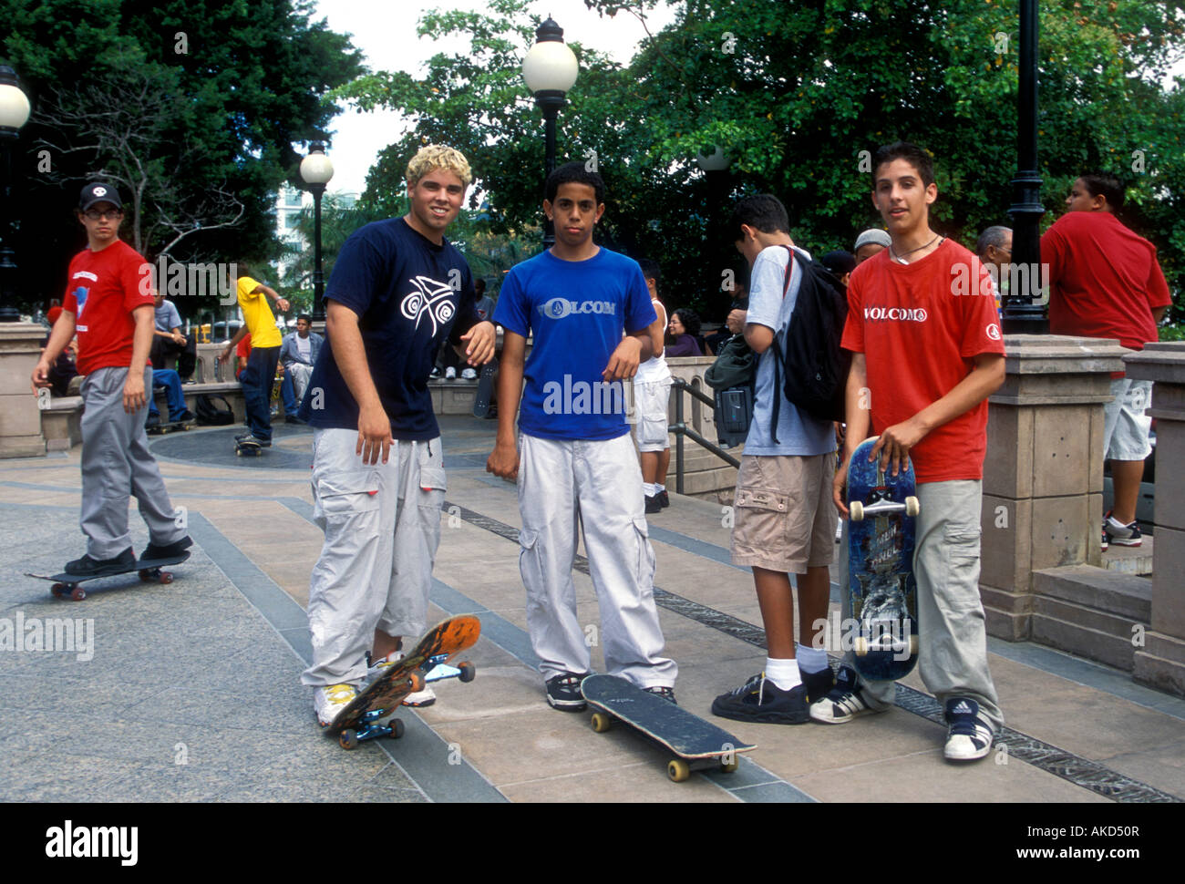 Puerto-Ricanischer Jungs, Jungs im Teenageralter, Skater, skateboard-Wettbewerb, Columbus Square, Old San Juan, San Juan, Puerto Rico Stockfoto