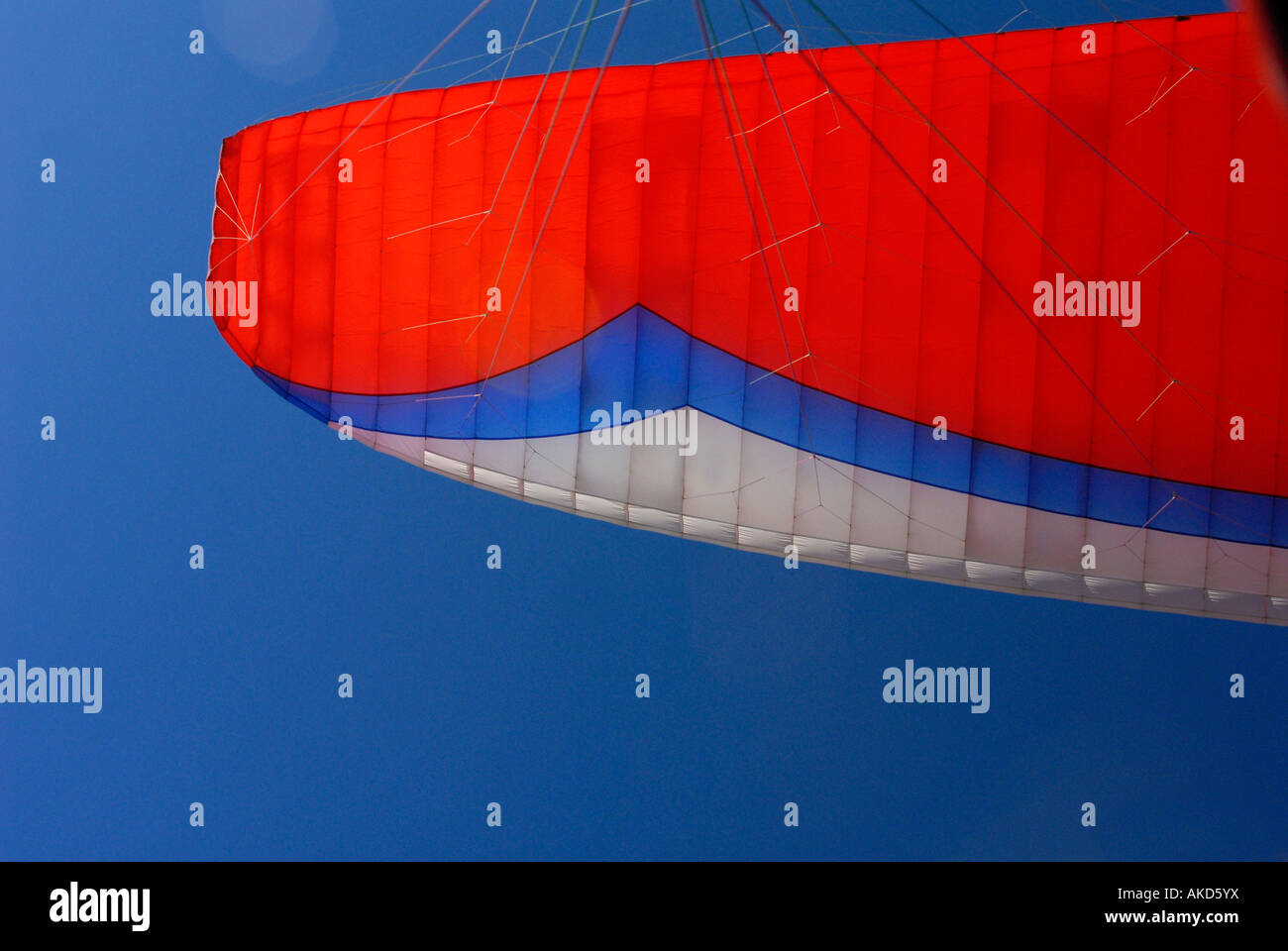 Ein Parasail wie beim schweben durch die Luft in der Nähe von Mengoza, Argentinien, Südamerika von unten gesehen. Stockfoto