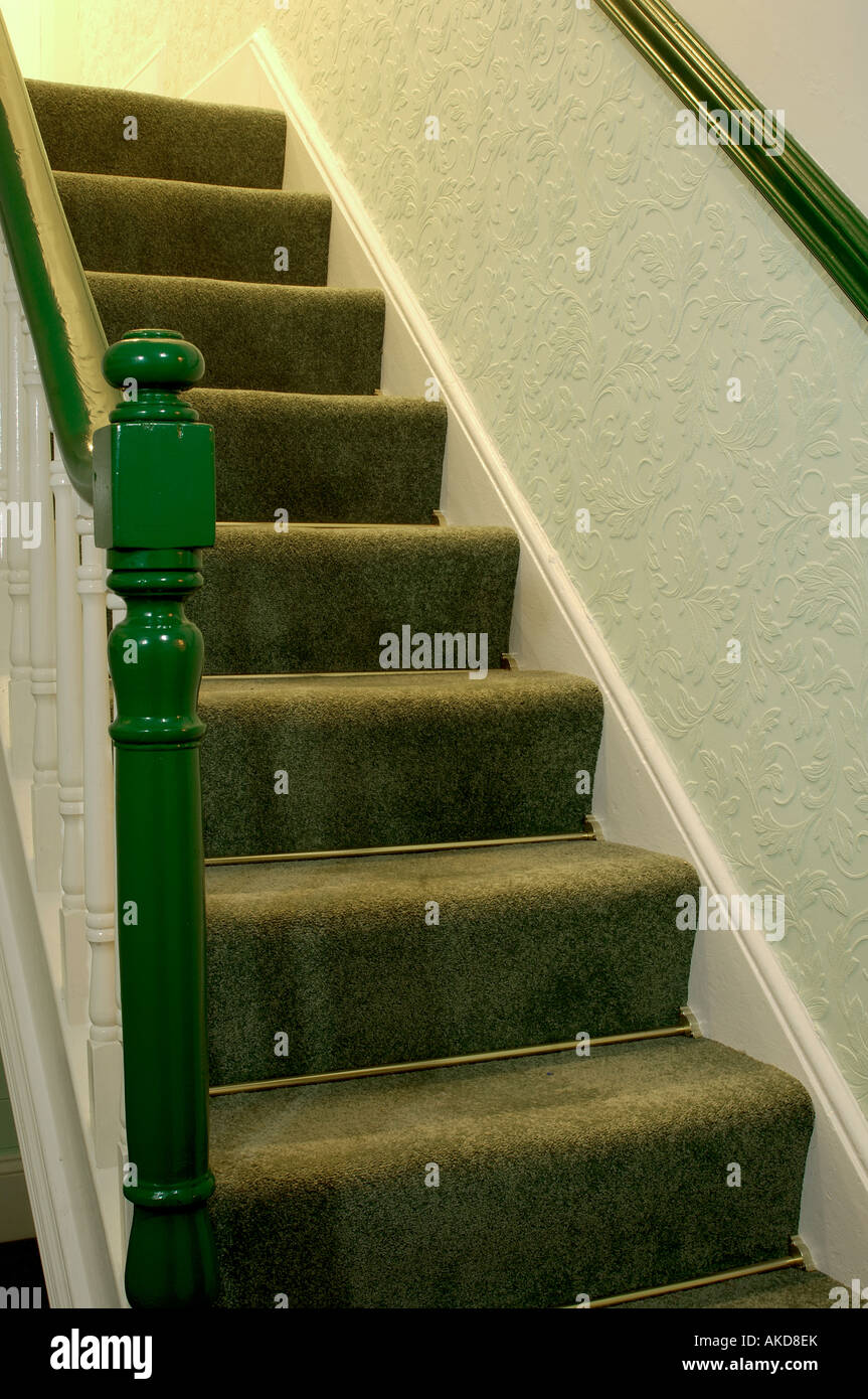 Treppe in einem grünen Flur mit Dado Schiene und Treppe-Stäbe Stockfoto