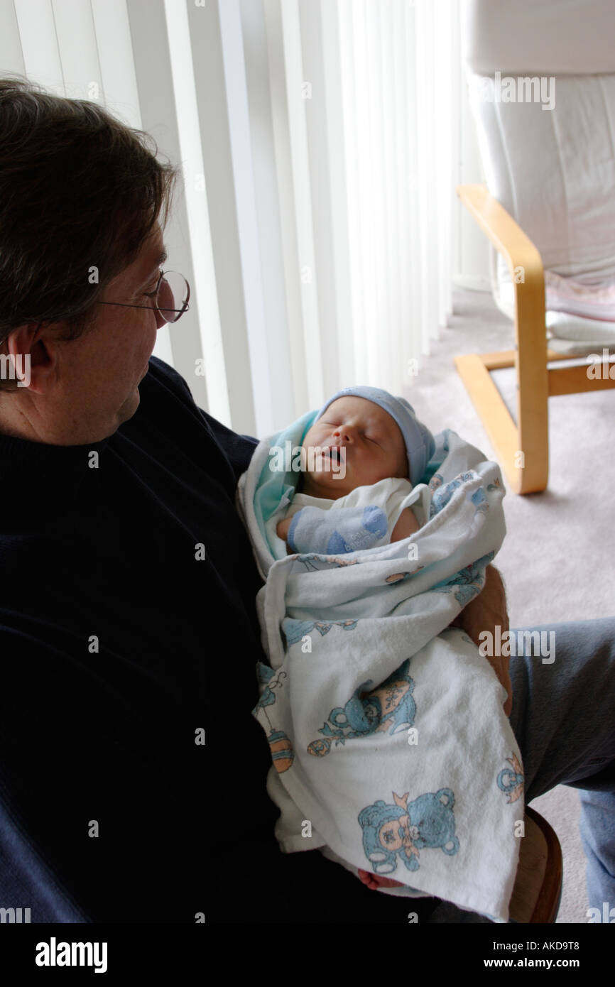 Neugeborenes Baby Junge Kommt Nach Hause Herr Stockfoto Bild