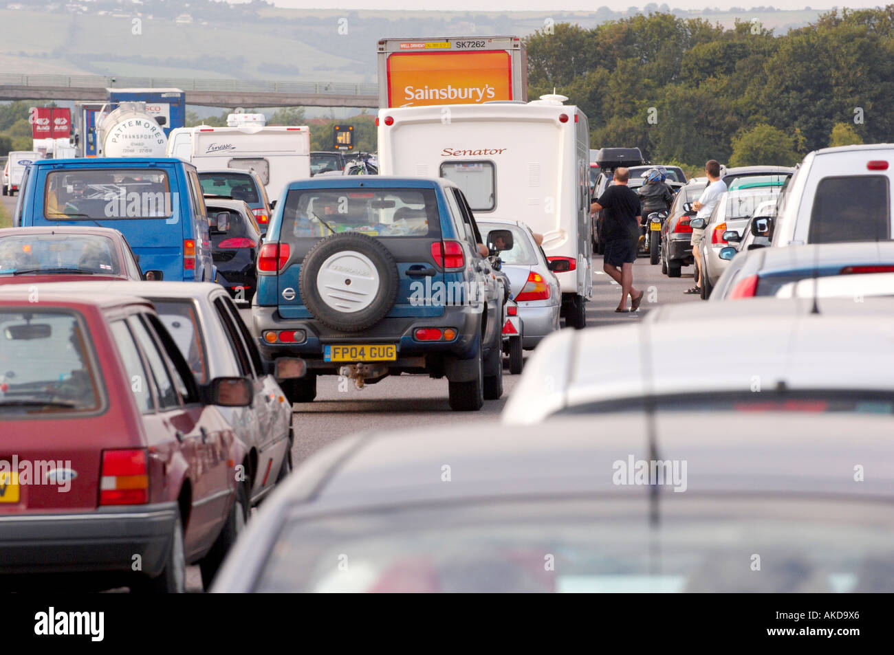 Großer Stau auf der Autobahn M5, bei dem die Fahrer aus ihrem Auto steigen, um sie zu untersuchen. UK Stockfoto