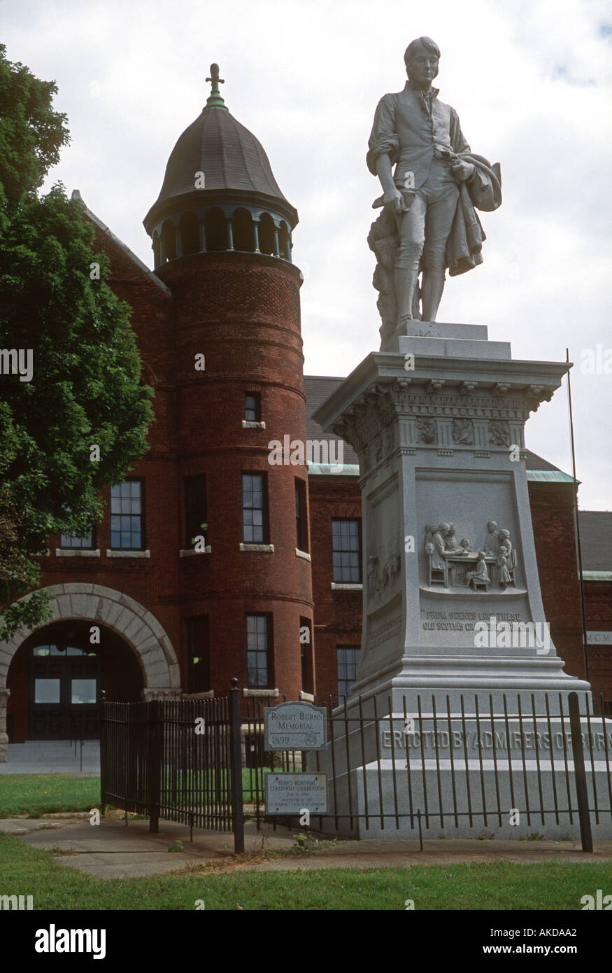 Robert Burns-Denkmal und Spaulding Akademiegebäude Barre Vermont Stockfoto