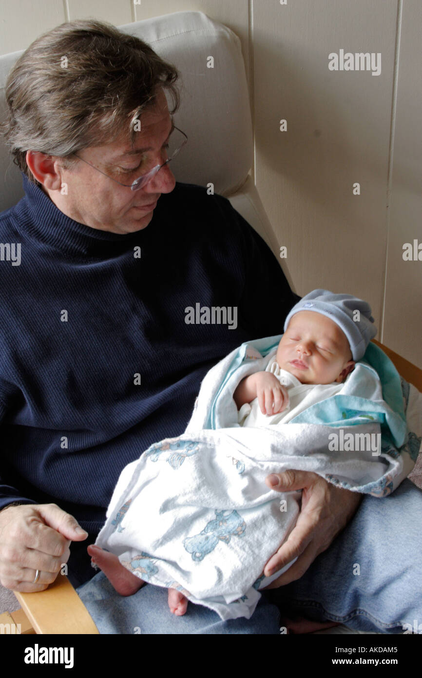 Neugeborenes Baby Junge Kommt Nach Hause Herr Stockfoto Bild