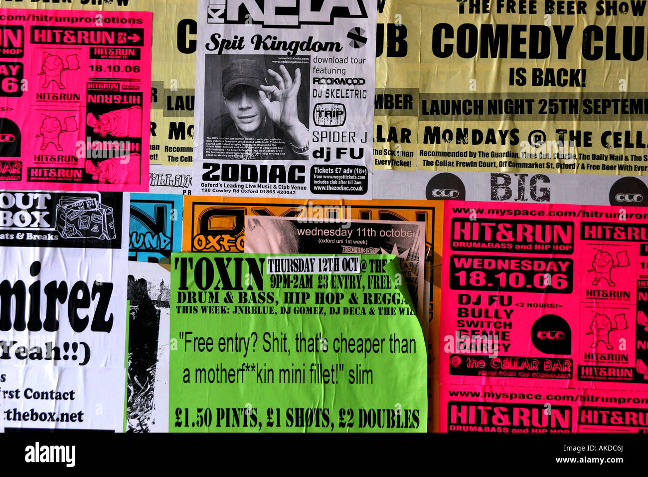 Poster an der Wand zu fliegen Stockfoto