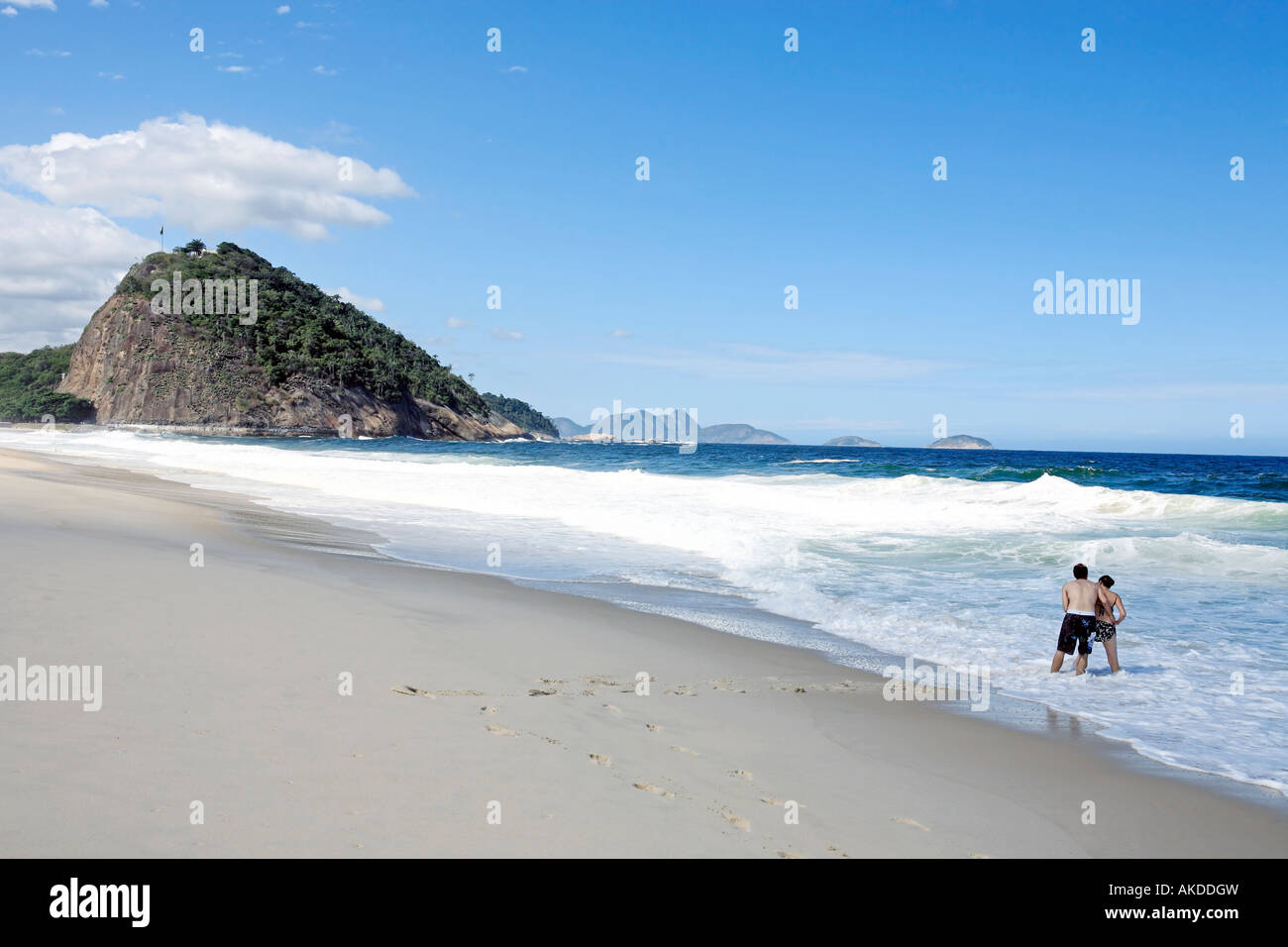 paar mit dem Meer am Strand der Copacabana in Rio De Janeiro in Brasilien spielen Stockfoto