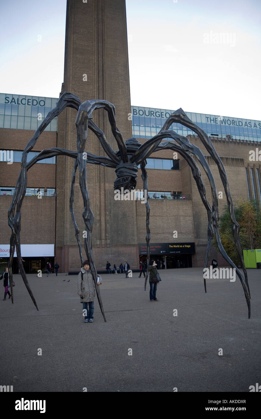 Riesige Spinne Skulptur mit dem Titel Maman von Louise Bourgeois außerhalb Tate Modern London Stockfoto