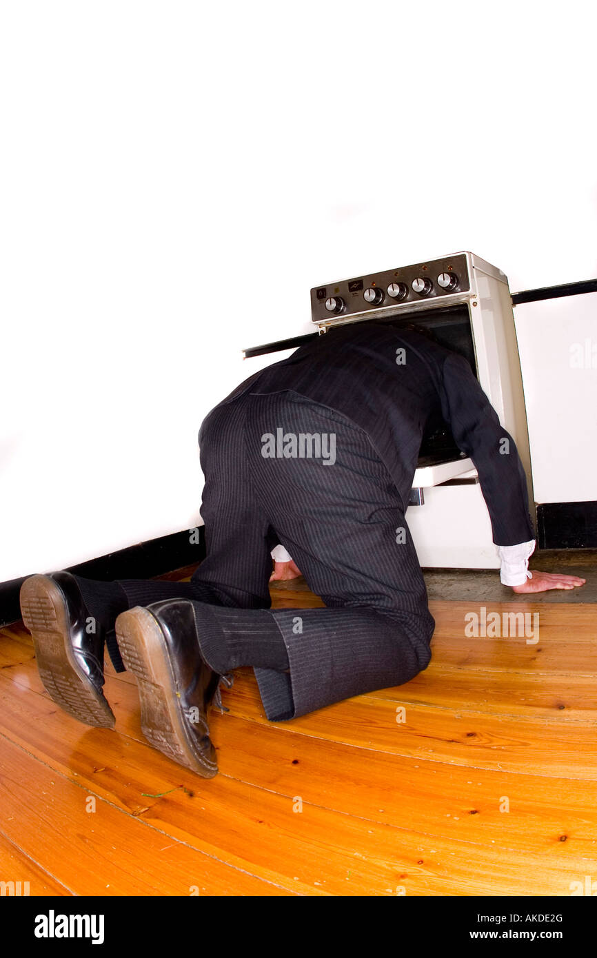 Ein Mann versucht Selbstmord durch kleben den Kopf in einem Ofen Stockfoto