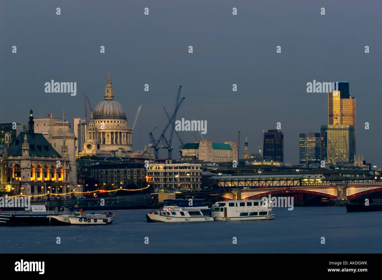 Ansicht der Blackfriers Brücke über die Themse und die Skyline der City of London in der Dämmerung London Vereinigtes Königreich Stockfoto