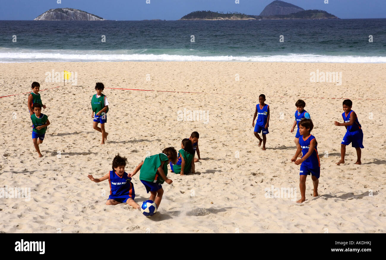 Brasilianische Kinder palying Fußball am Strand von Ipanema in Rio de Janeiro. Stockfoto