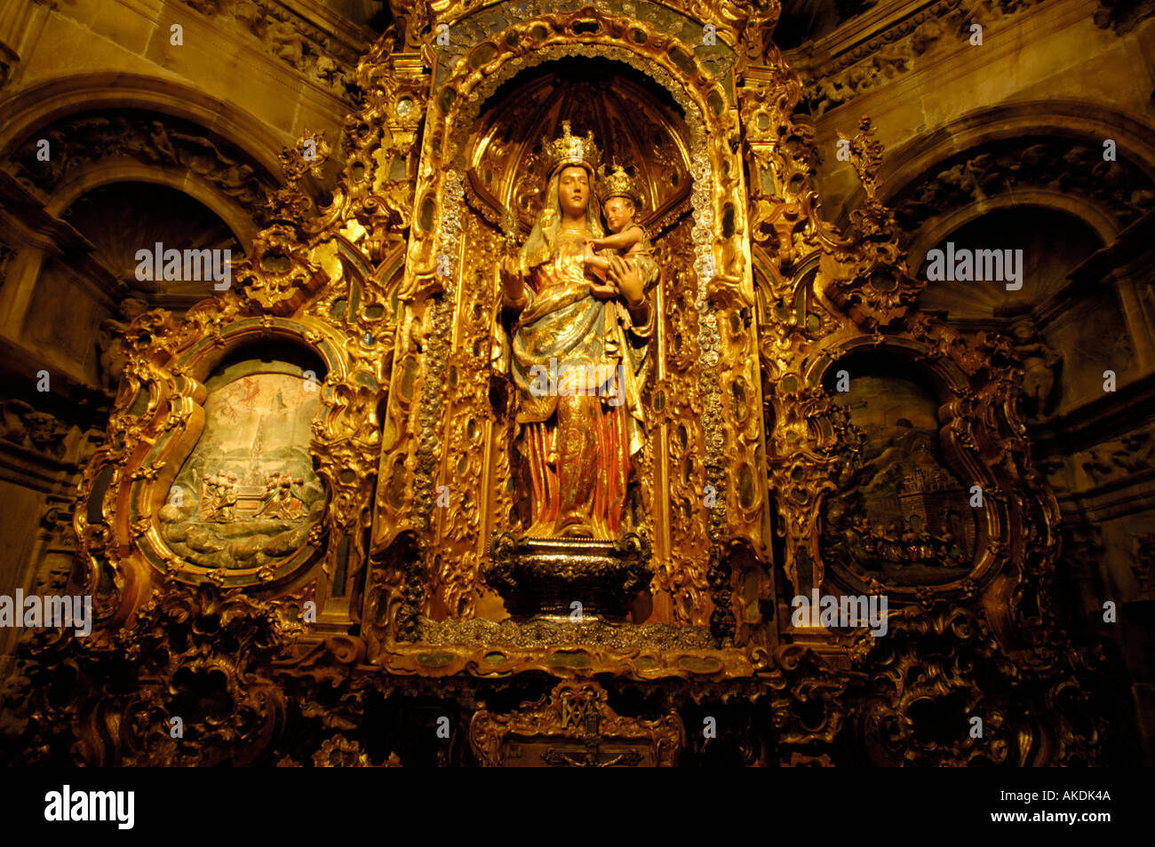 Im Inneren der Kathedrale von Sevilla - Maria mit dem Jesuskind Statue, Andalusien, Spanien Stockfoto