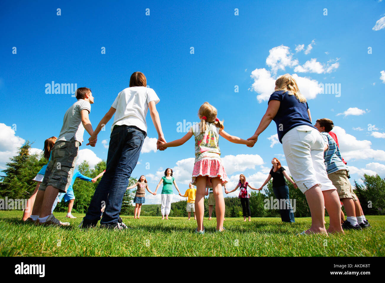 Halten die Hände in einem Kreis Stockfotografie Alamy