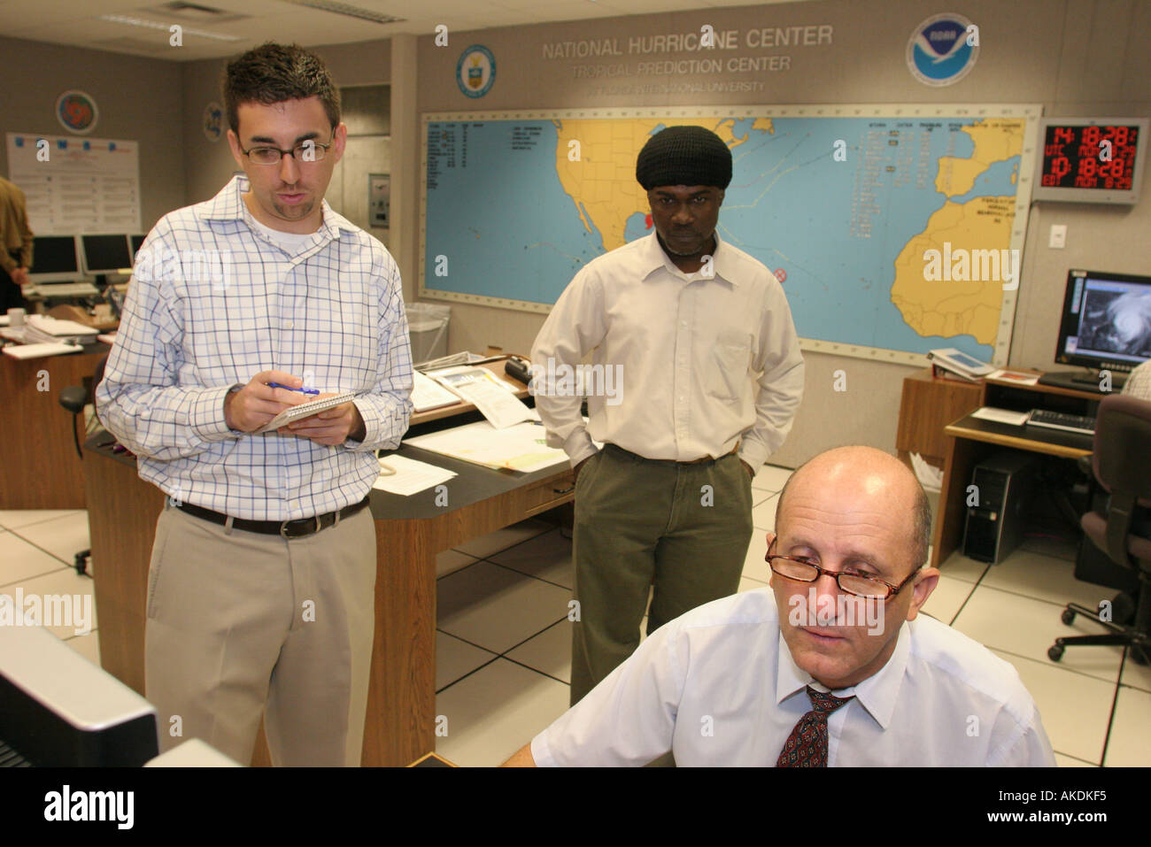 Miami Florida, Nationales Wetter, Hurricane Center, Zentrum, Katrina, Wetter, Wettervorhersage, Meteorologe, Journalist, Reporter, Medien, Interview, Interviews, Black Bla Stockfoto