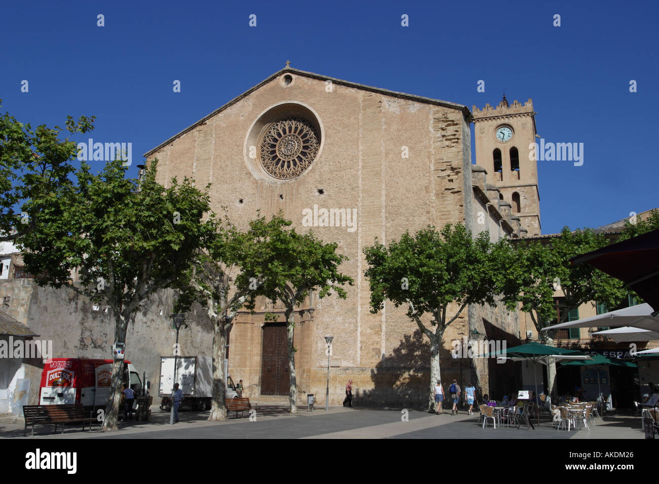 Pollensa auf Mallorca-Kirche auf dem Marktplatz Stockfoto