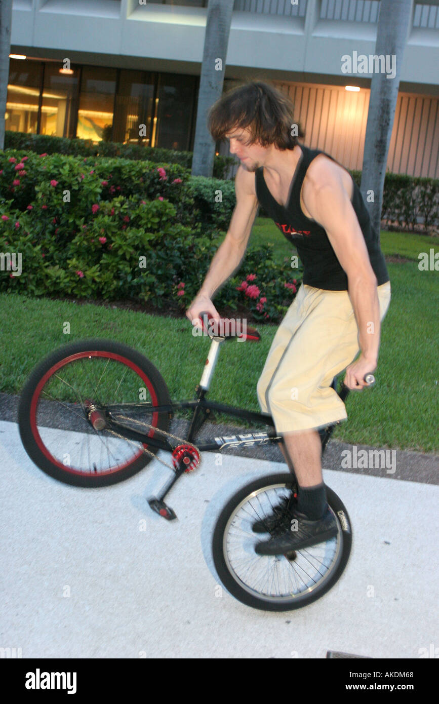 Miami Beach Florida, Alton Road, Weiße Teenager, Teenager, Jugendliche, Studenten Schüler Bildung Schüler, Erwachsene Erwachsene Mann Männer männlich, Fahrrad Fahrräder bicycl Stockfoto