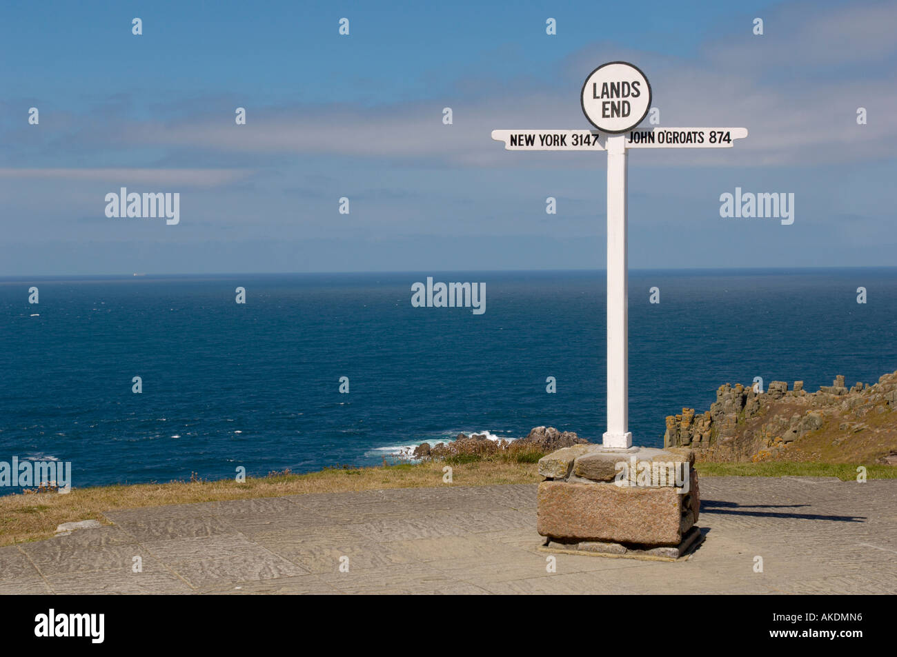 Das Landende-Schild auf der rechten Seite mit dem Atlantischen Ozean, der am Horizont verschwindet. Cornwall, Großbritannien. Stockfoto