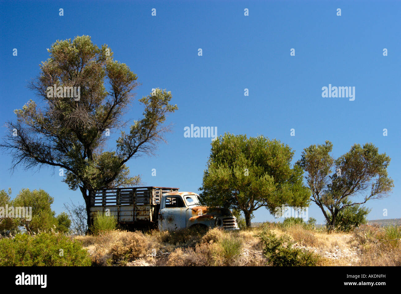 Alte verlassene Opel Pick LKW stehen in den Bereichen, Griechenland Stockfoto