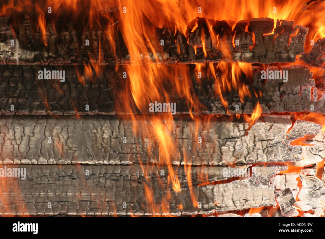 Haus Bau Abstellgleis in Brand und Abbrennen des Gebäudes Stockfoto