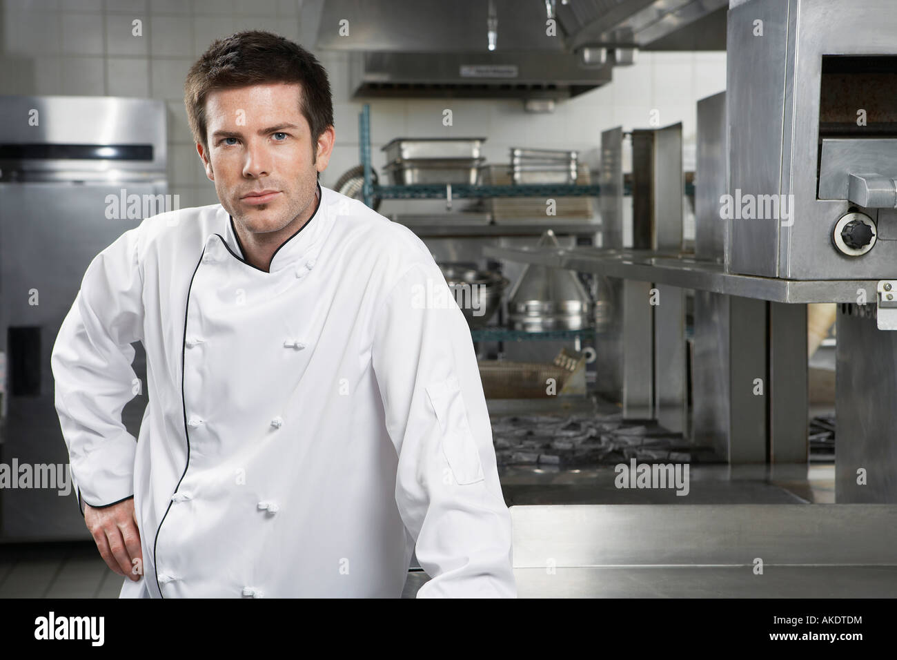 Männlichen Chef mit der Hand auf die Hüfte in Küche, Porträt Stockfoto