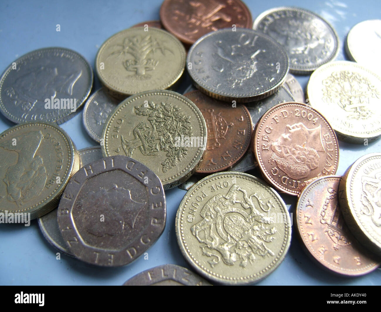 britische Münzen auf Tisch Stockfoto