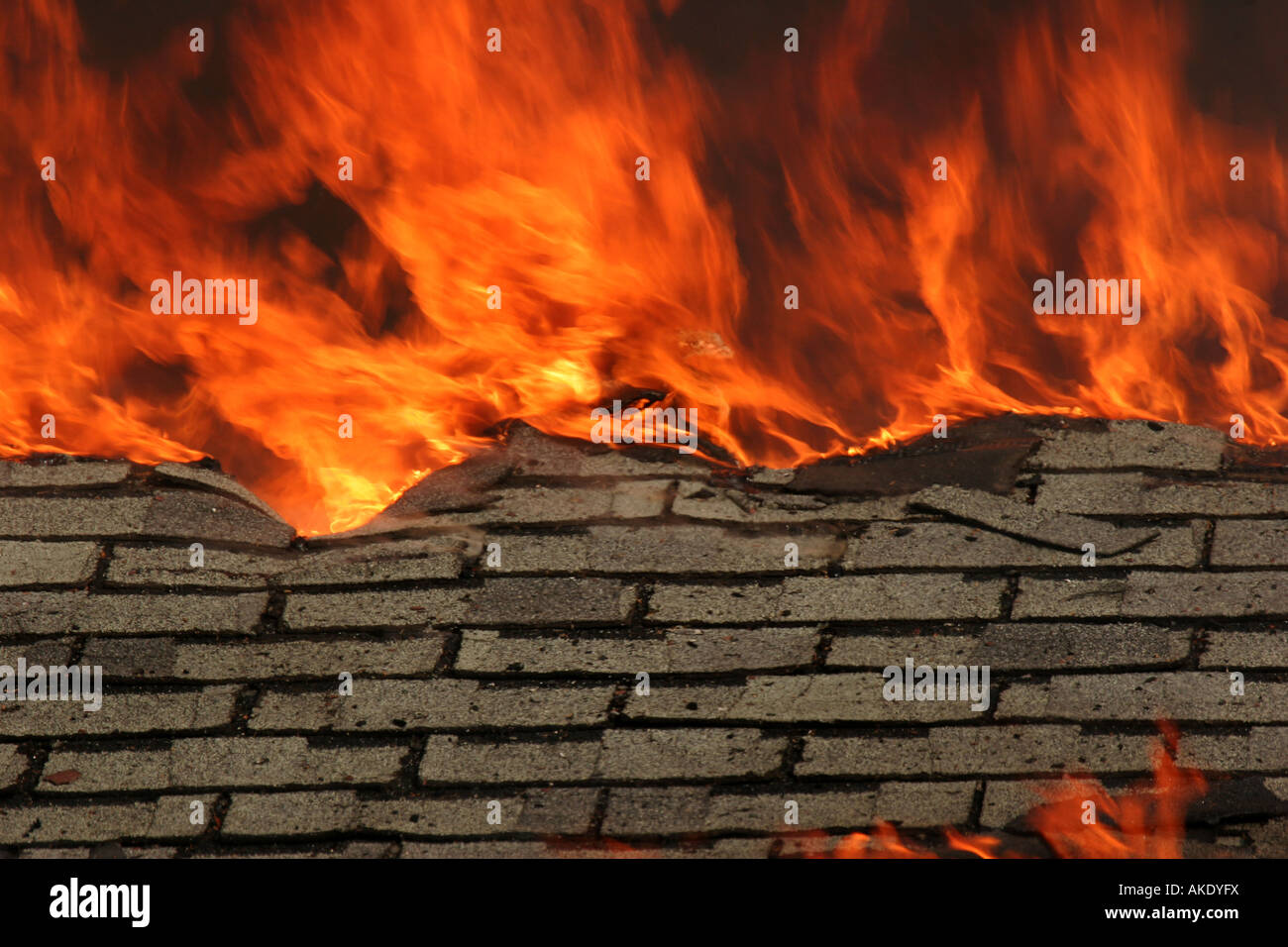 Ein Dach in Brand und die Schindeln sind als Dachboden Sparren Calapses abgebrannt wird Stockfoto