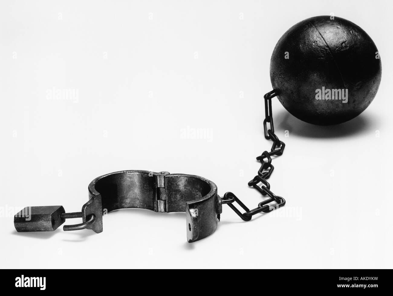 Ball und Kette, (b&w) Stockfoto