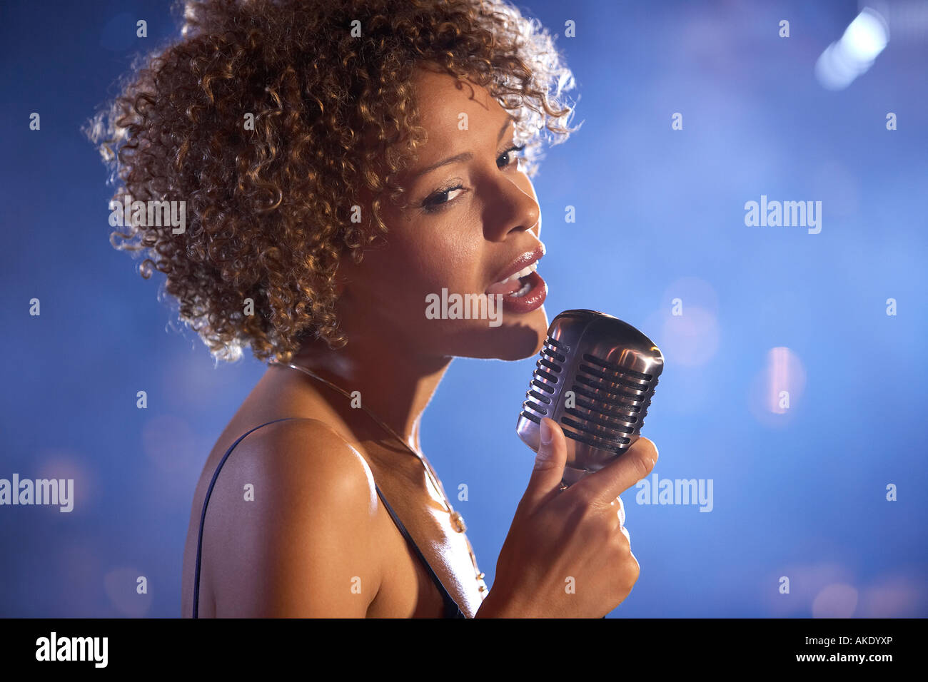 Jazz-Sängerin auf der Bühne, Porträt Stockfoto