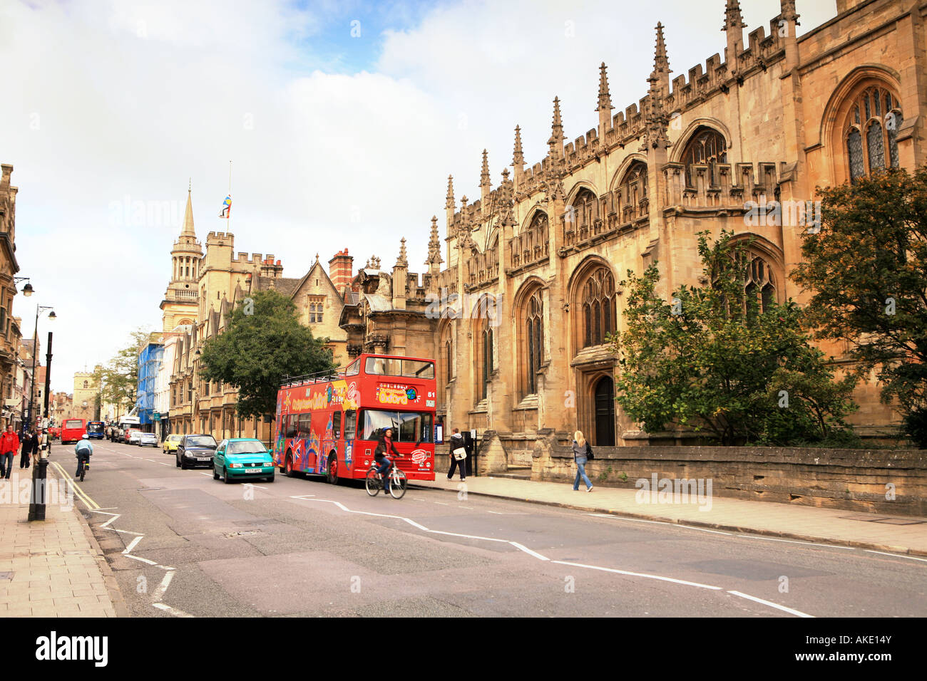 Ein Blick nach unten Oxford High Street von gegenüber der Universitätskirche Stockfoto