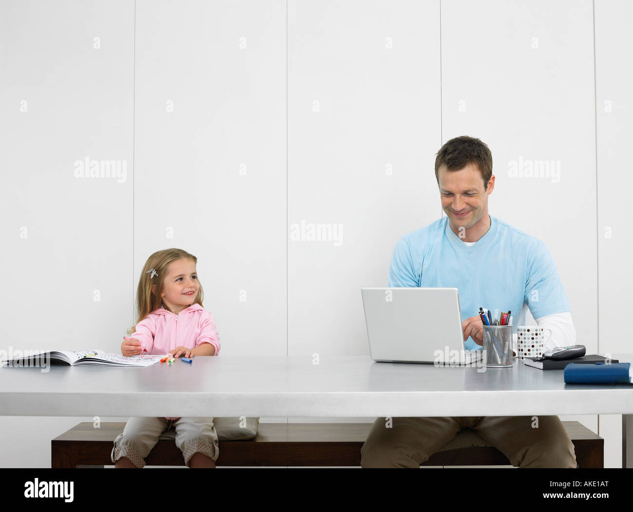 Vater und Tochter zeichnen und mit laptop Stockfoto