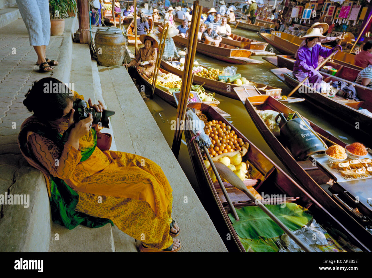 Eine indische Touristen, ernsthaft rastet die Boote auf dem khlong (Kanal) an der Damnoen Saduak Markt in der Nähe von Bangkok Thailand Stockfoto