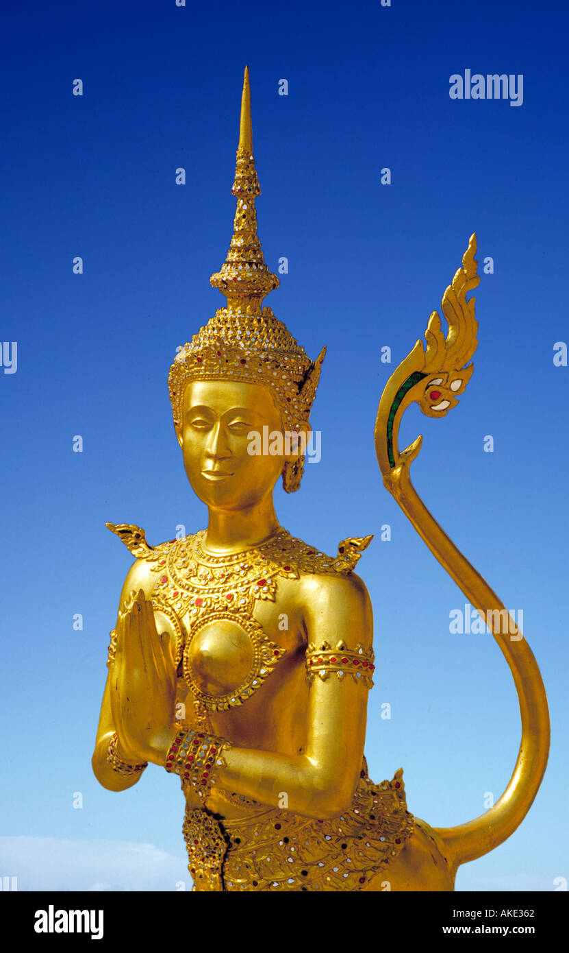 Bangkok Thailand - Royal Grand Palace - ein Fabelwesen, halb Frau halb Löwe, Apsonsi ist eine der schönen vergoldeten Figuren Stockfoto