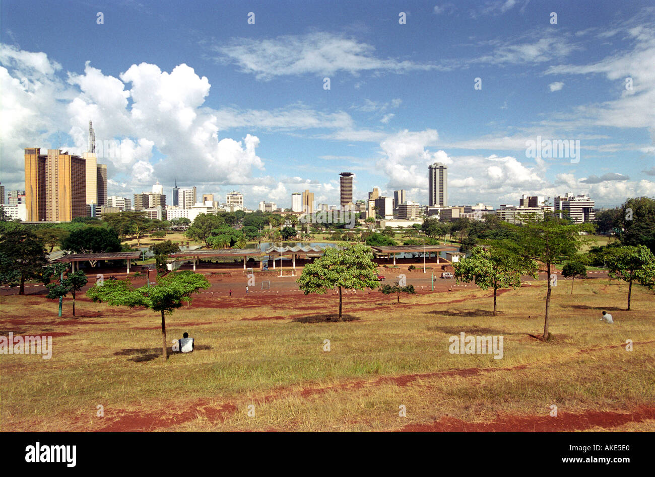 Ein Mann sitzt unter einem Baum mit Blick auf die Stadt Nairobi in Kenia Stockfoto