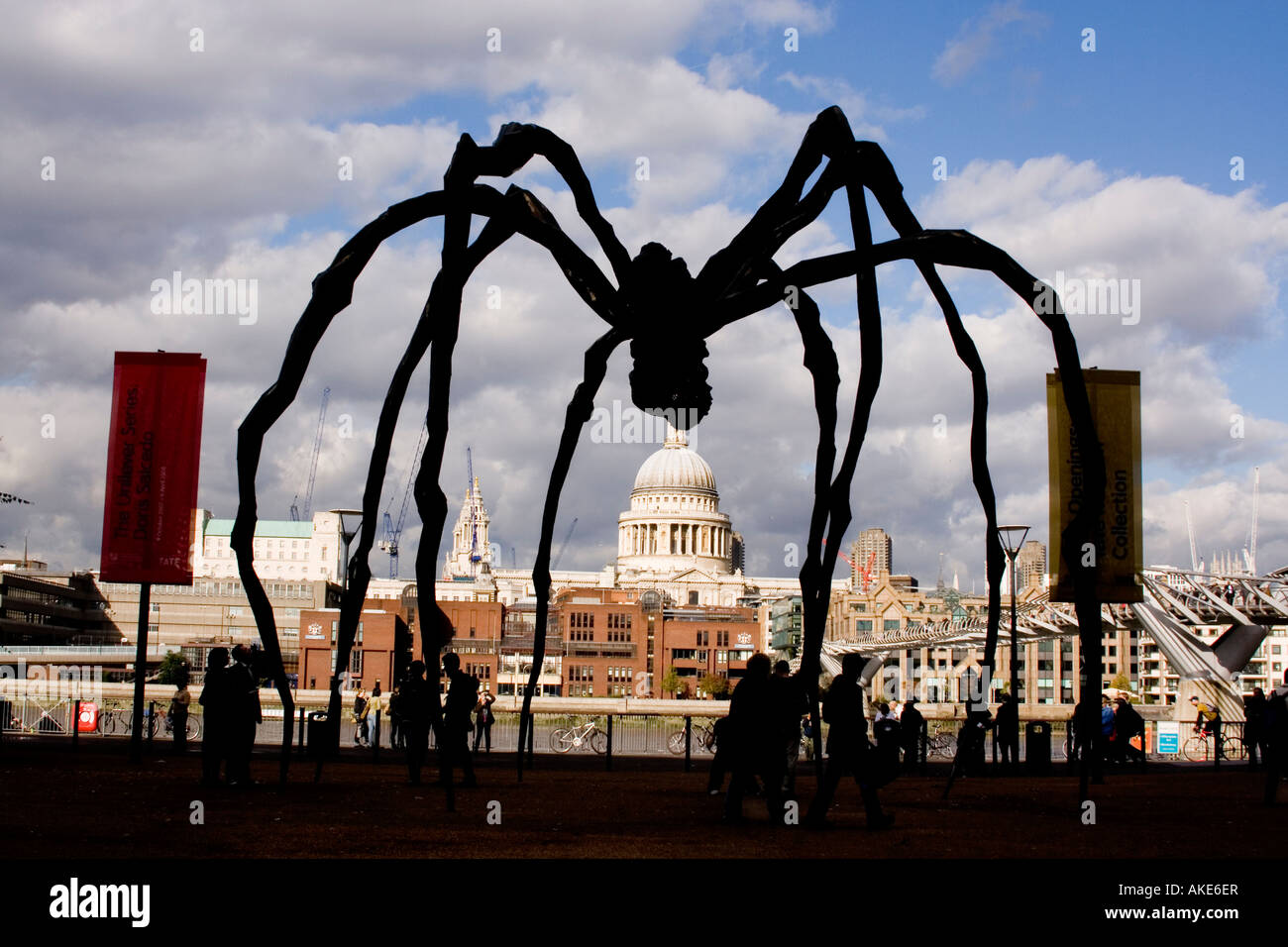 Louise Bourgeois riesige Spinne Maman Silhouette in der Tate Modern, mit St Pauls Cathedral in Ferne, London England UK Stockfoto