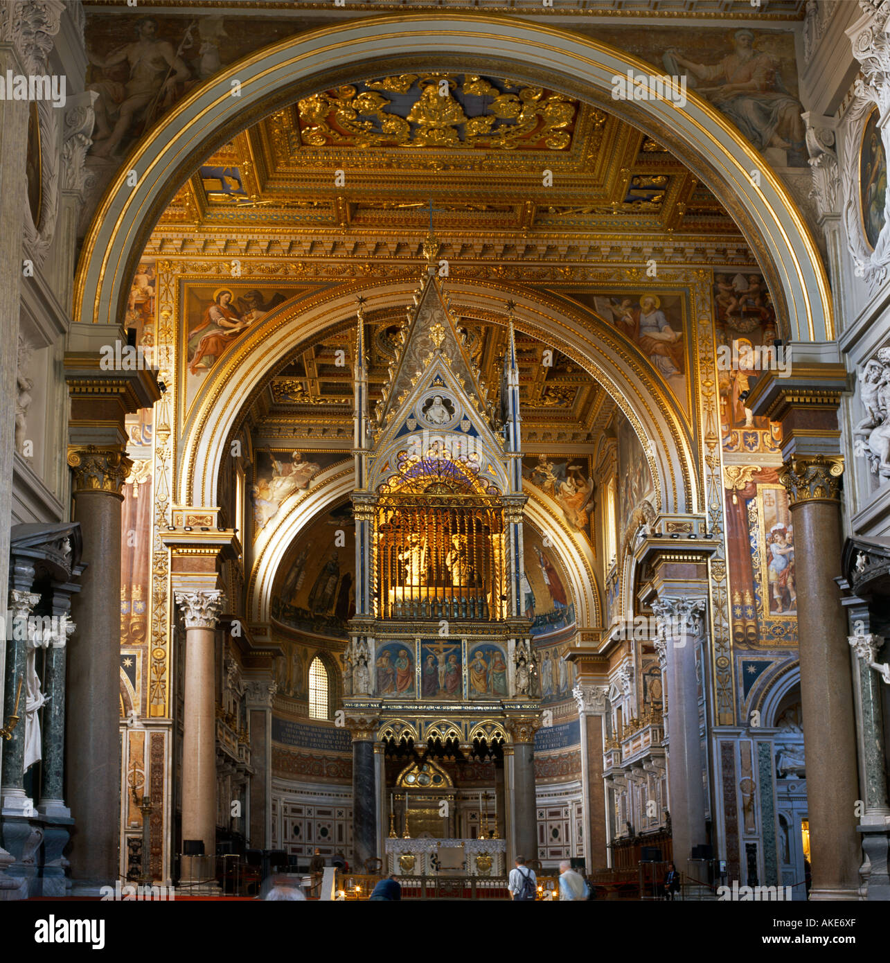 Rom Italien San Giovanni in Laterano Papstaltar gotischen Baldachin geschmückt mit Fresken aus dem 14. Jahrhundert Stockfoto