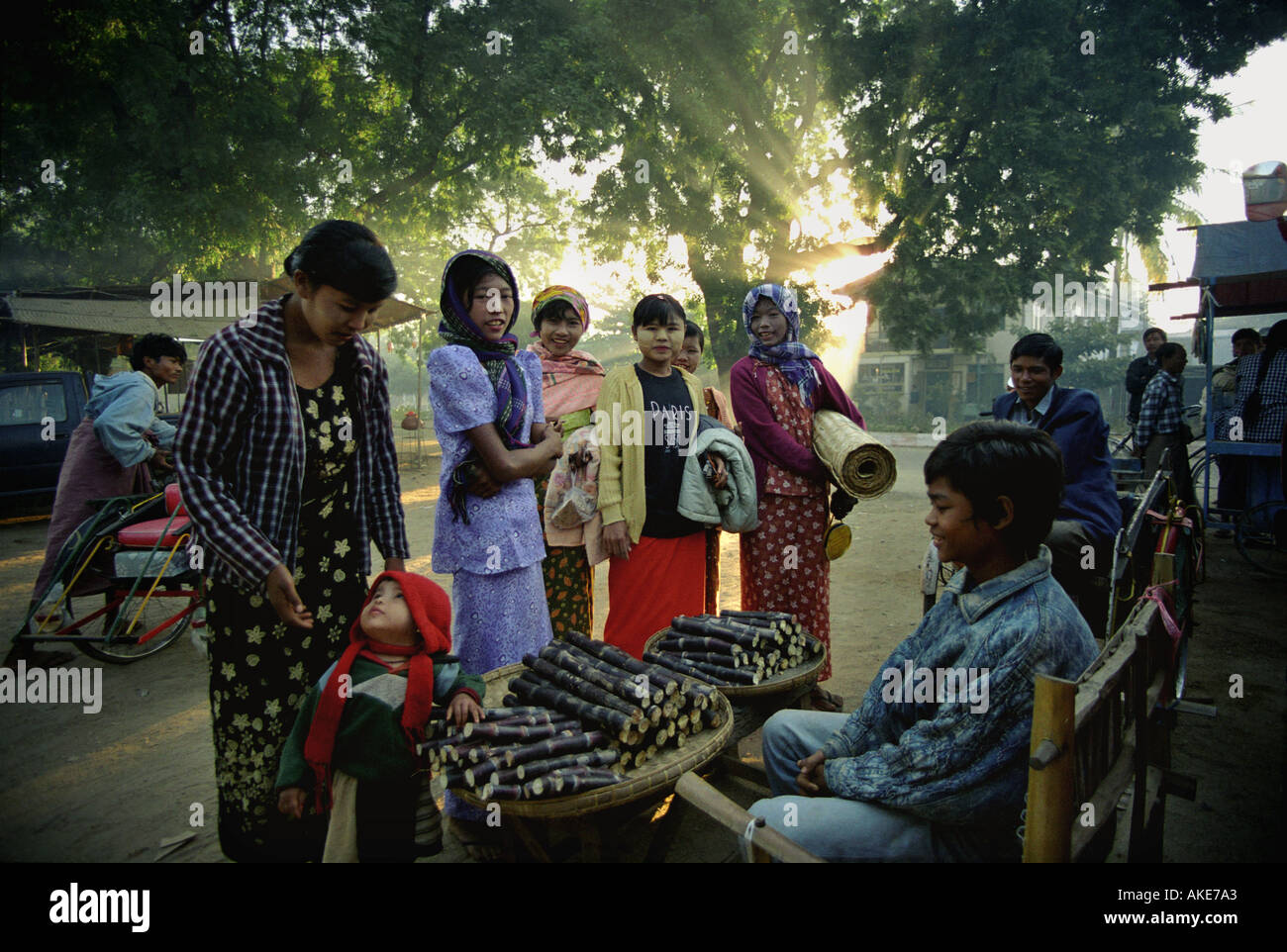 Burma Dorf Nyaung U unter der Bagan-Ebene und der Morgenmarkt verkauft junge Zahnreinigung Sticks her gemacht Stockfoto