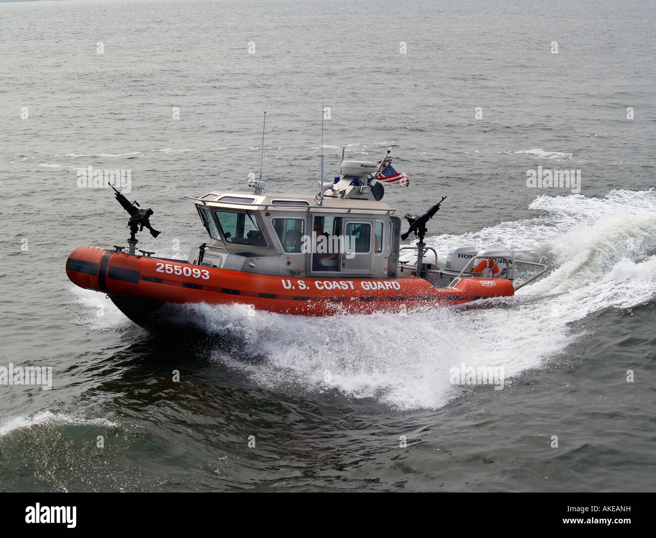 US Küstenwache Boot Hafen von New York als Homeland Security Maßnahme patrouillieren. Stockfoto