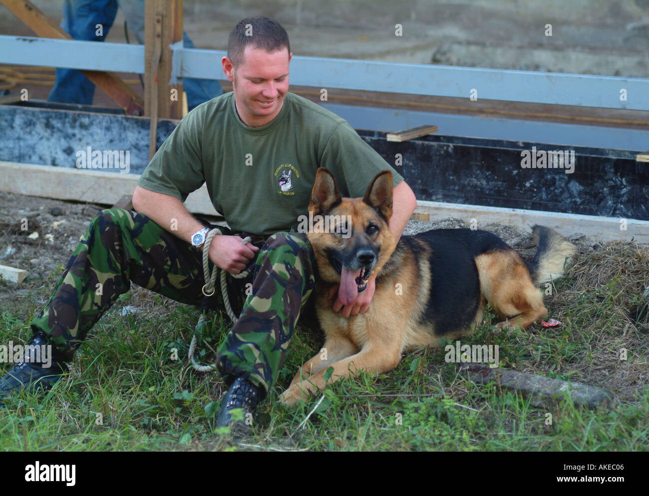Britische Armee Hundeführer und seinen elsässischen Hund Stockfoto