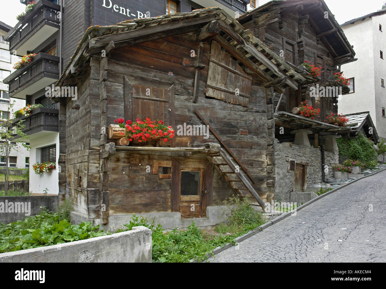Alte restaurierte Holzhäuser und Hütten im Hinterdorf Zermatt Stockfoto