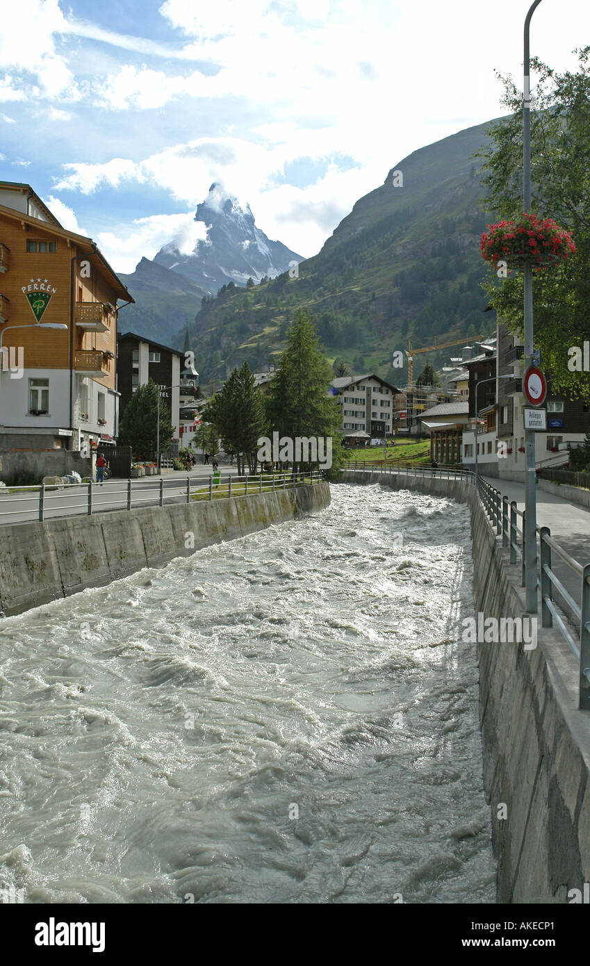 Fluss Mattervispa Rauschen durch Zermatt an einem sonnigen Sommertag mit Matterhorn im Hintergrund Stockfoto