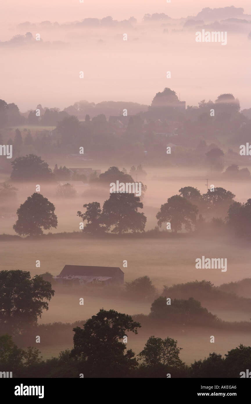 Misty Dawn Blackmore Vale von Bulbarrow Hill nr Okeford Fitzpaine Dorset England UK Stockfoto