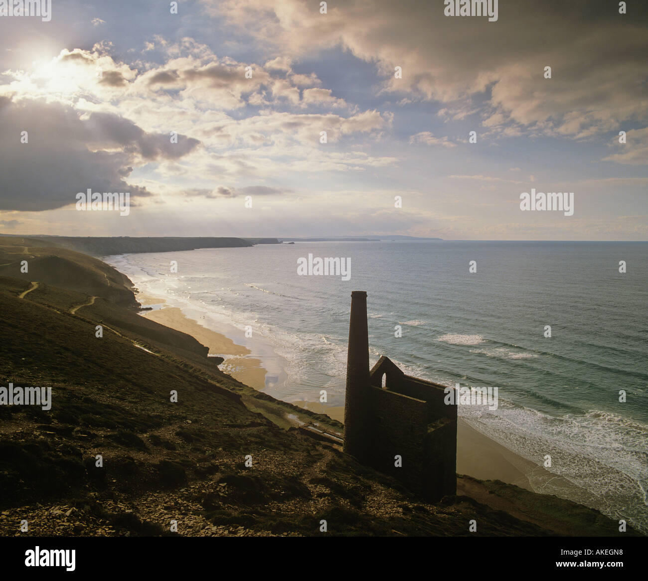 Die Hülse der alten Wheal Coates Tin mine mit Blick auf den Strand südlich von St. Agnes Cornwall Stockfoto