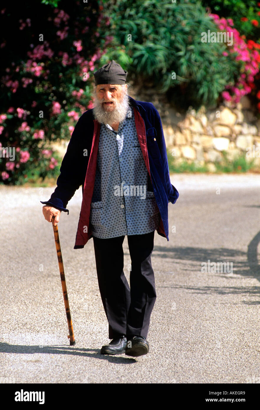 Griechenland, Insel Ikaria, alter Mann Mit Stock in Griechenland, Insel Ikaria, alter Mann Mit Stock in