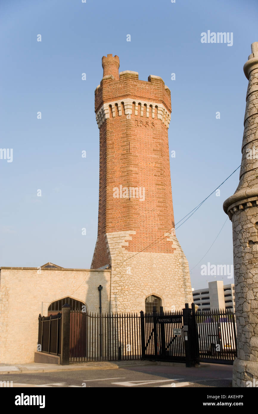 Viktorianische Turm an der Queens Wharf am Wapping Dock in komplexen Albert Dock, Liverpool, England Stockfoto