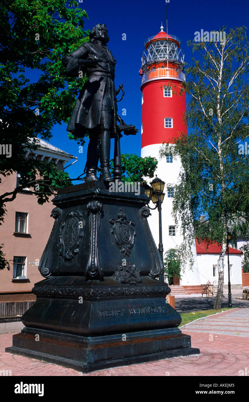 Kaliningrad, Baltijsk (Pillau), 1997 Errichtetes Denkmal von Zar Peter Dem Grossen Beim 32 m Hohen Leuchtturm (Majak), der 1813 Stockfoto