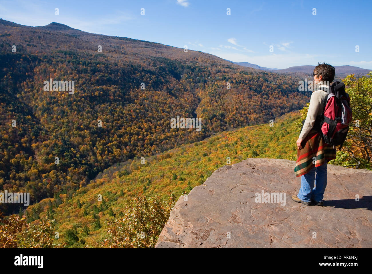 Wandern auf der Böschung Trail Catskill Mountains New York Frau Stockfoto