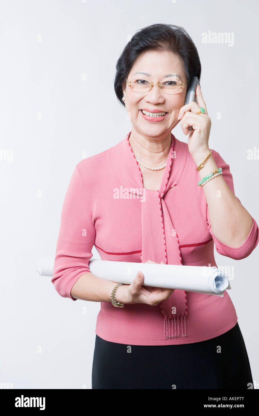 Portrait einer älteren Frau telefonieren mit einem Handy und lächelnd Stockfoto