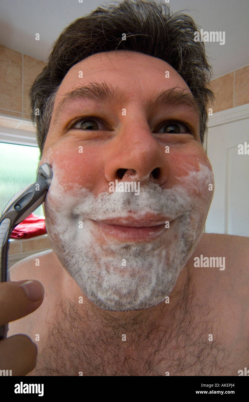 Mann Ende dreißig 30 die Nassrasur mit Seifenschaum auf Gesicht zu  rasieren, rasieren Stockfotografie - Alamy