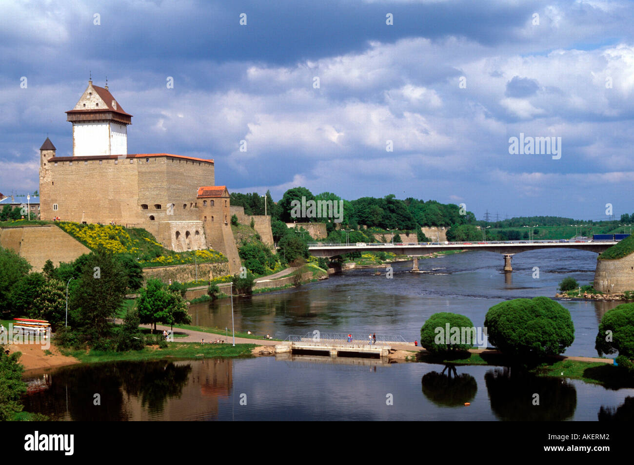 Estland, Narva (Narwa), Hermannsfeste Und Brücke Über Den Grenzfluss Narva Stockfotografie - Alamy