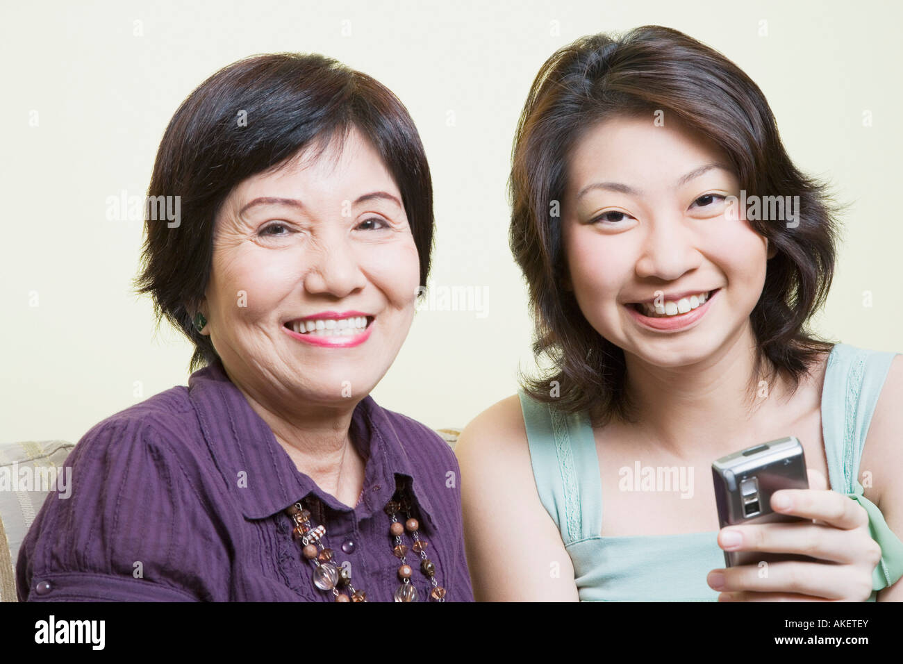 Porträt von einer älteren Frau mit ihrer Enkelin lächelnd Stockfoto
