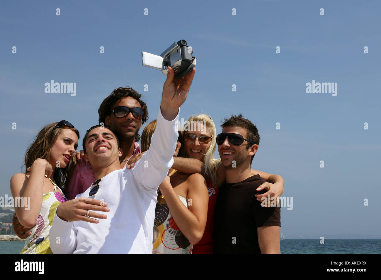 Freunde am Meer mit Videokamera Stockfoto